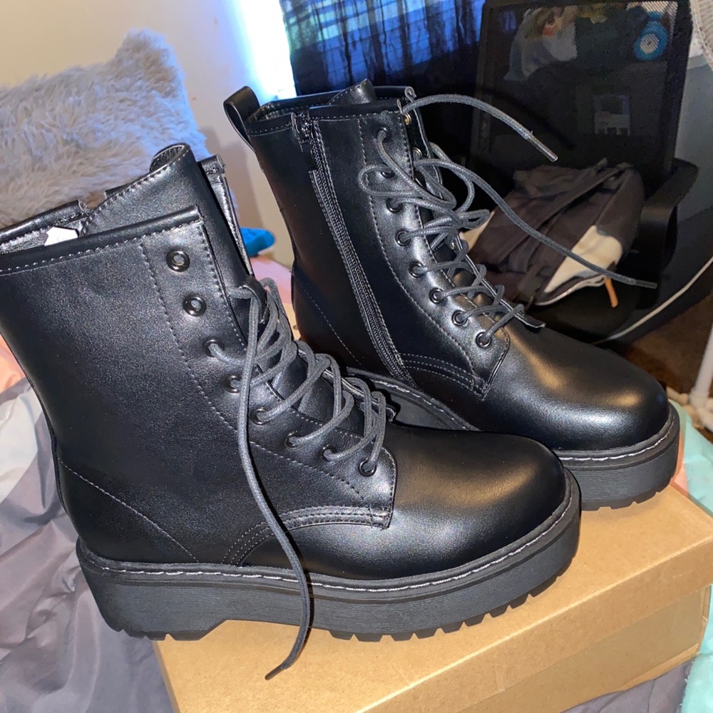 Black Steve Madden Boots . Cute rocker girl boots.